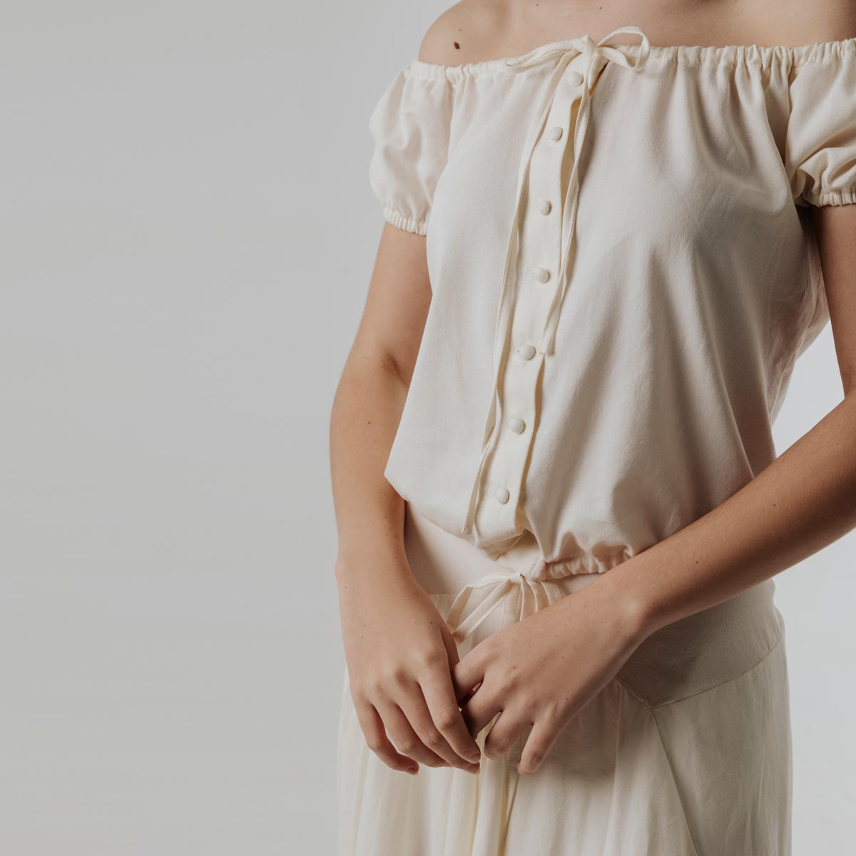 L'ensemble Aurore, une création authentique conçue dans un tissu écologique par NATI, créatrice à Annecy