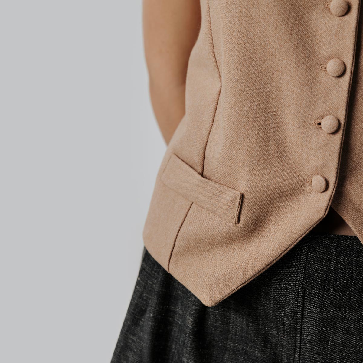 Le gilet Nubé, une création originale et artisanale conçue dans un tissu écologique par NATI, créatrice à Annecy