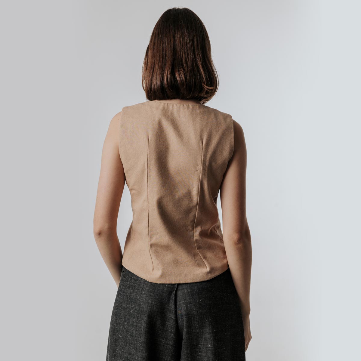 Le gilet Nubé, une création originale et artisanale conçue dans un tissu écologique par NATI, créatrice à Annecy
