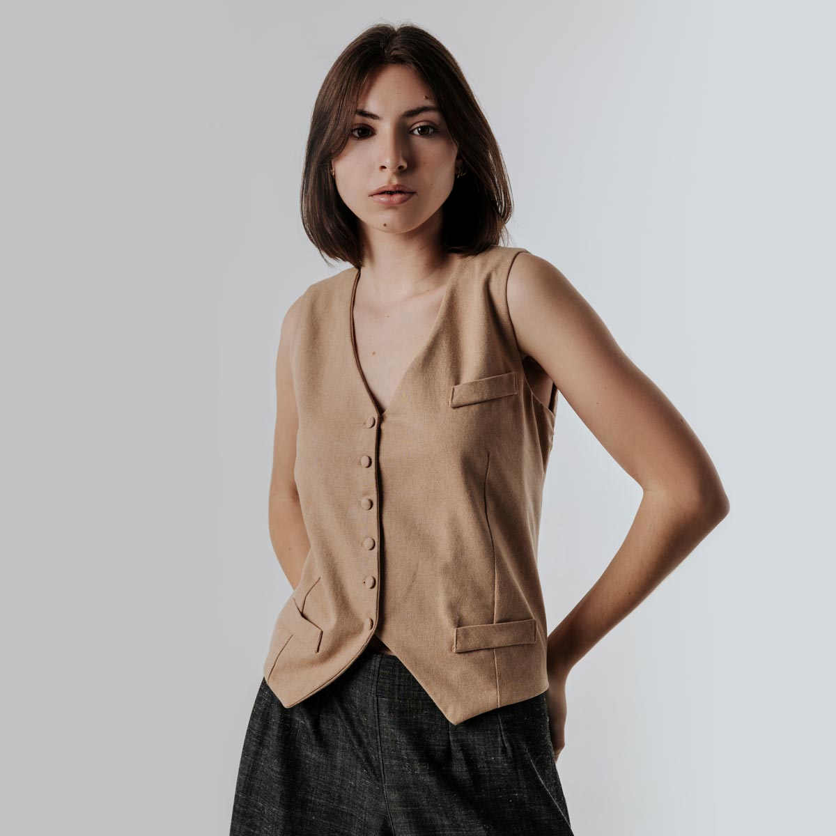 Le gilet Nubé, une création originale et artisanale conçue dans un tissu écologique par NATI, créatrice à Annecy