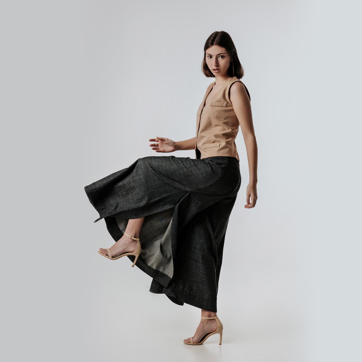 Le pantalon Carmen, une création originale et artisanale conçue dans un tissu écologique par NATI, créatrice à Annecy