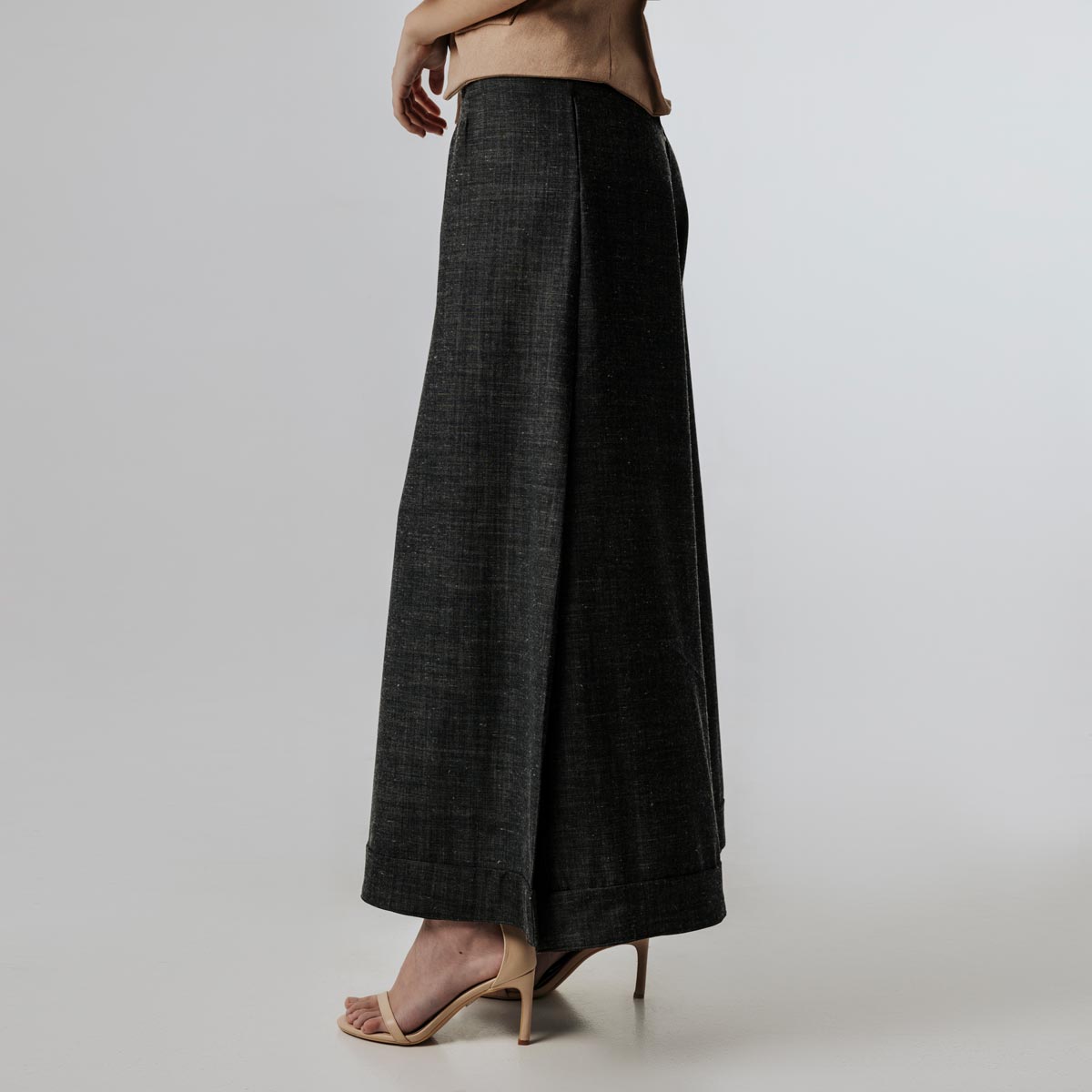 Le pantalon Carmen, une création originale et artisanale conçue dans un tissu écologique par NATI, créatrice à Annecy