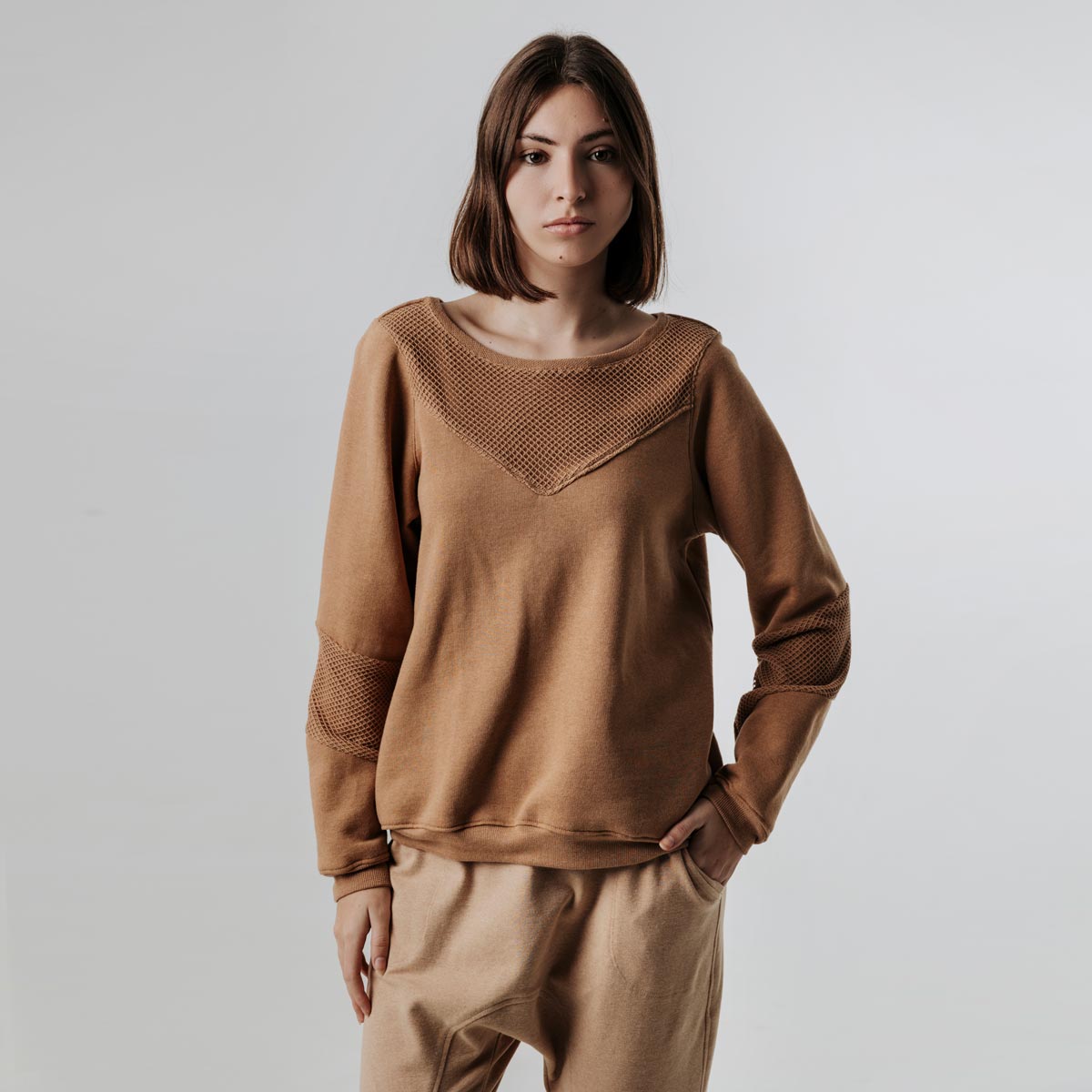 Le sweat Mont Joly, une création cocooning dans un tissu écologique par NATI, créatrice à Annecy