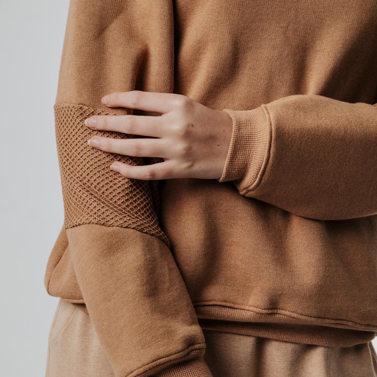 Le sweat Mont Joly, une création cocooning dans un tissu écologique par NATI, créatrice à Annecy