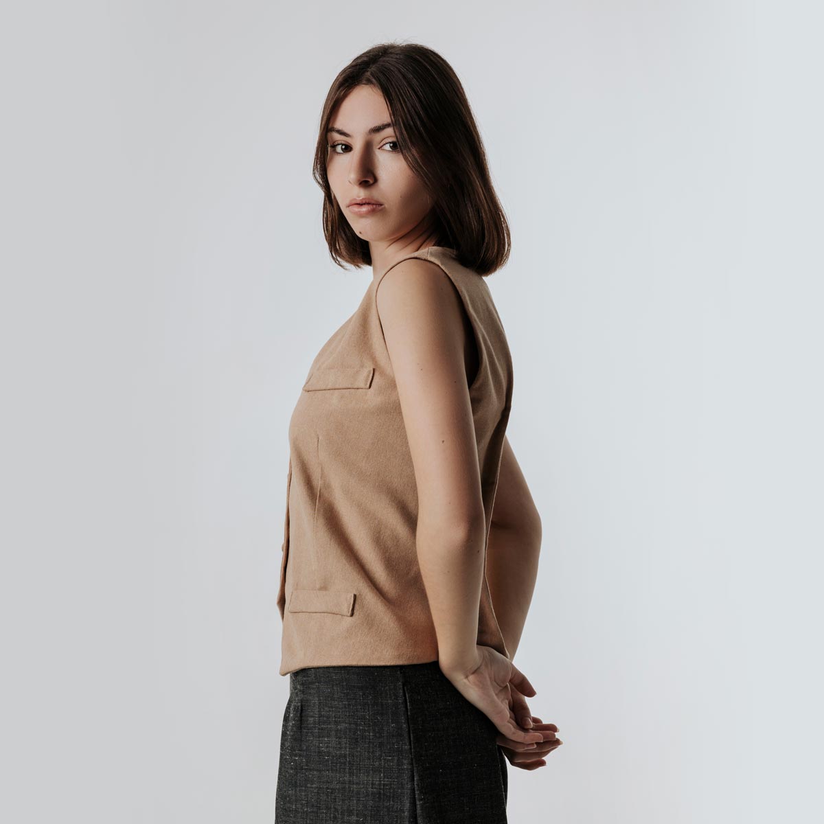 Le gilet Nubé, une création originale et artisanale conçue dans un tissu écologique par NATI, créatrice à Annecy